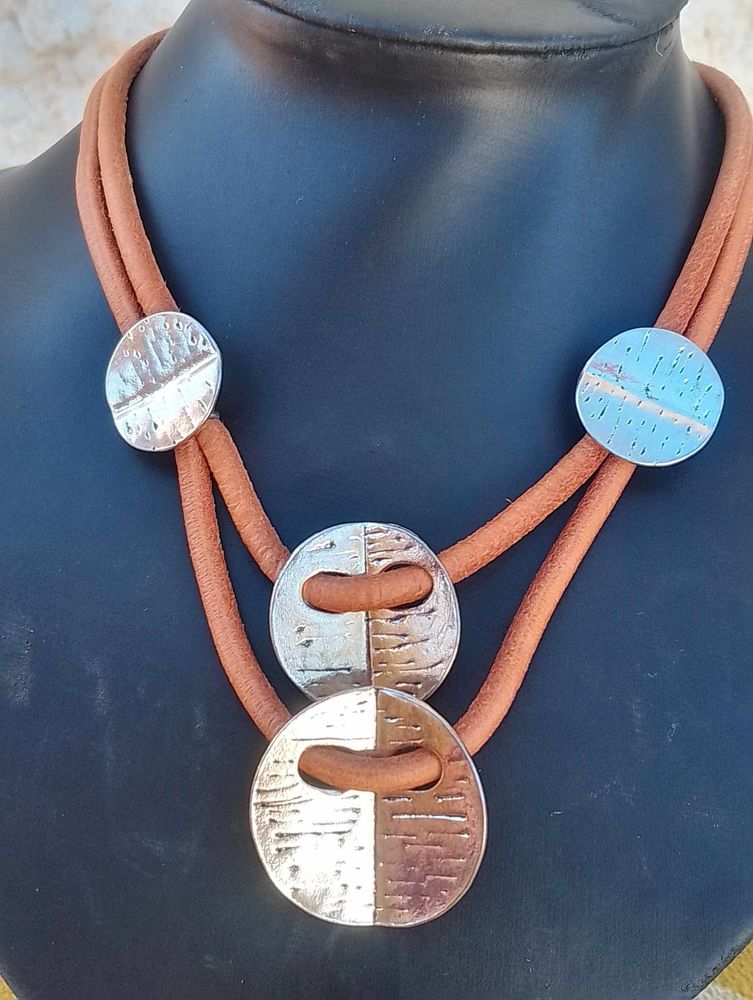 Collier Pendentif Fantaisie R�glable Mont� sur 2 Rangs Cuir 7 La Fert�-Alais (91)