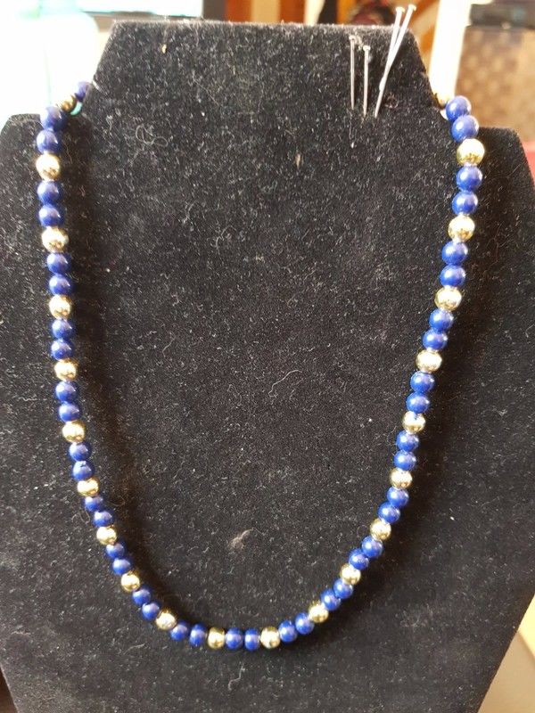 Collier perle bleue et dor�e tres bon etat 48 cm 1 e 1 Viriat (01)