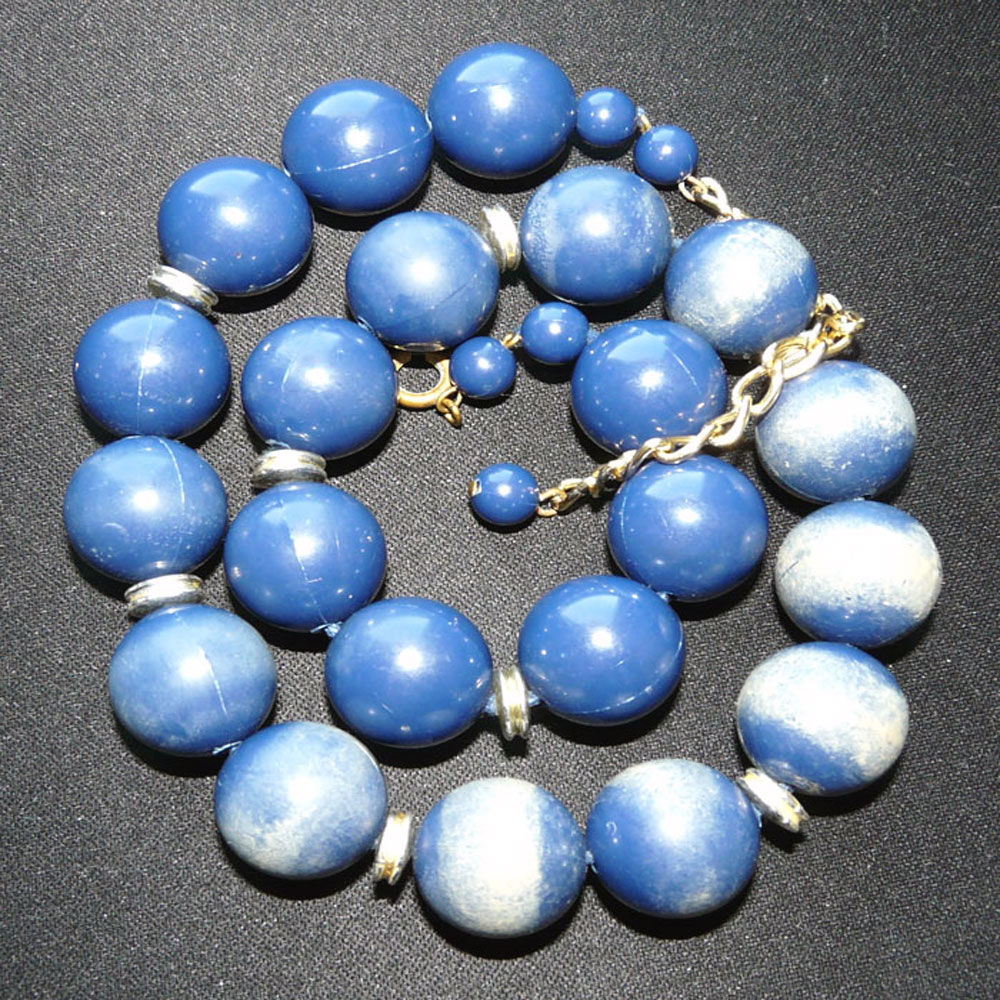 Collier de perles bleues-bleut�es en r�sine color�es - 90's 11 Gravelines (59)