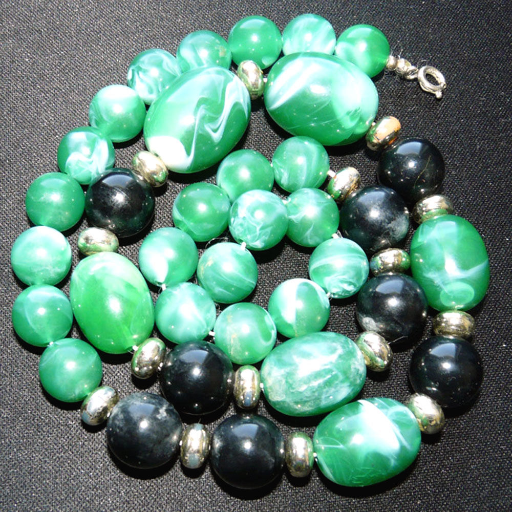Collier de perles � dominante verte en r�sine color�es- 90's 11 Gravelines (59)