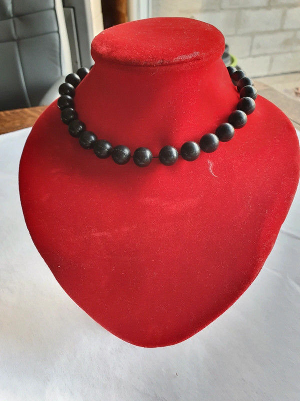 Collier perles noires 3 Aubvillers (80)