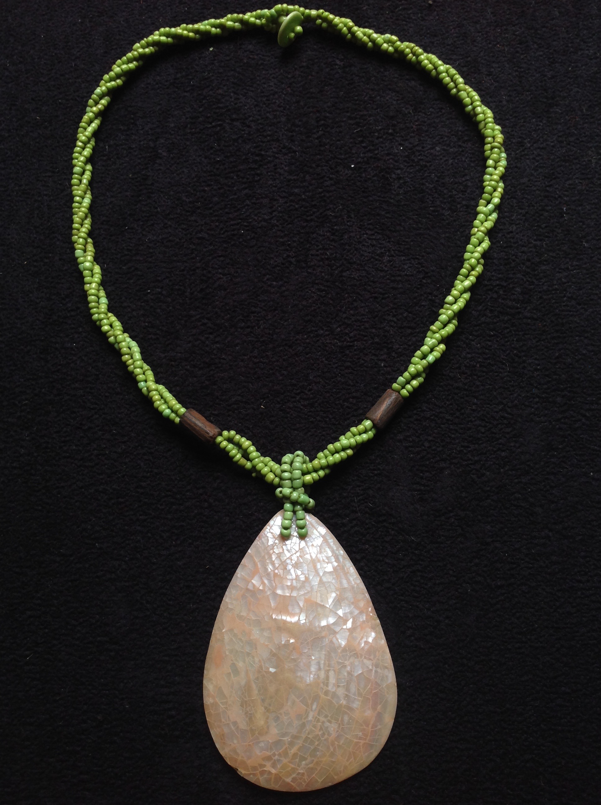 COLLIER PERLES VERTES BOIS & PENDENTIF NACRE Envoi Possible
9 Tr�gunc (29)