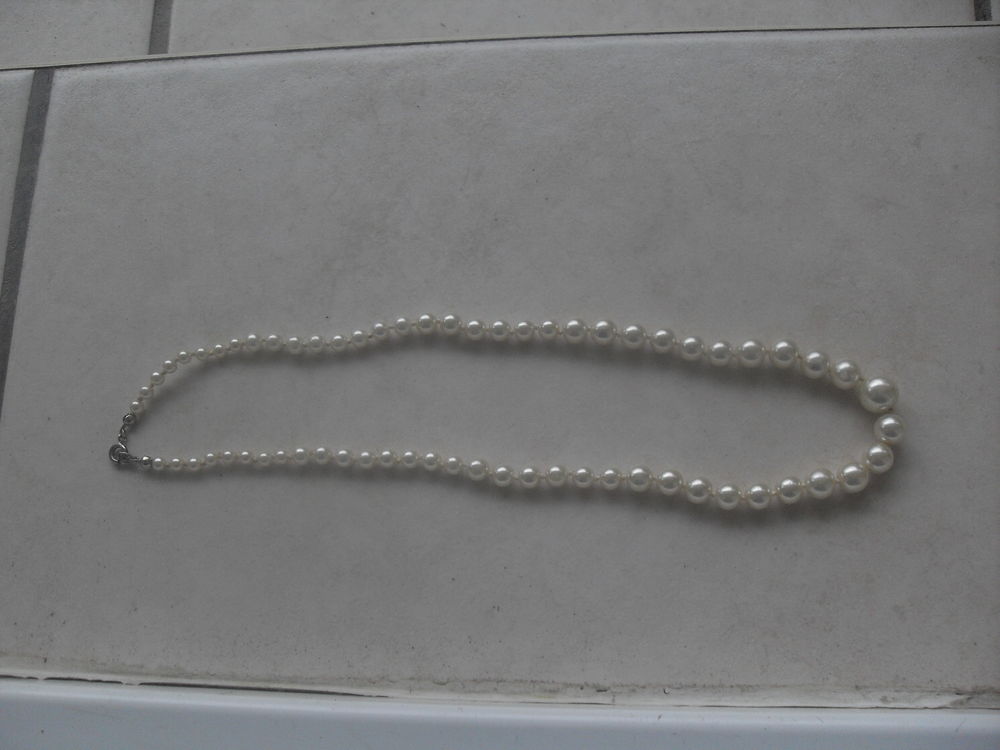 Collier  perles d'eau  17 Saint-Germain-au-Mont-d'Or (69)