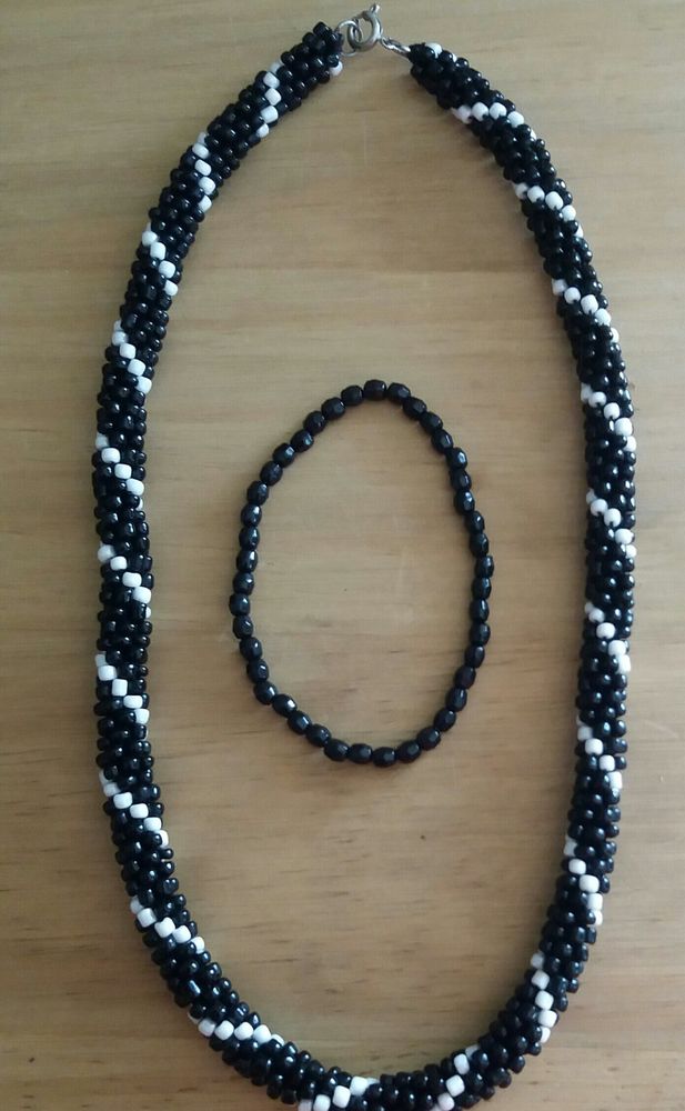 Collier en ras de cou petites perles noire et blanche 3 Domart-en-Ponthieu (80)