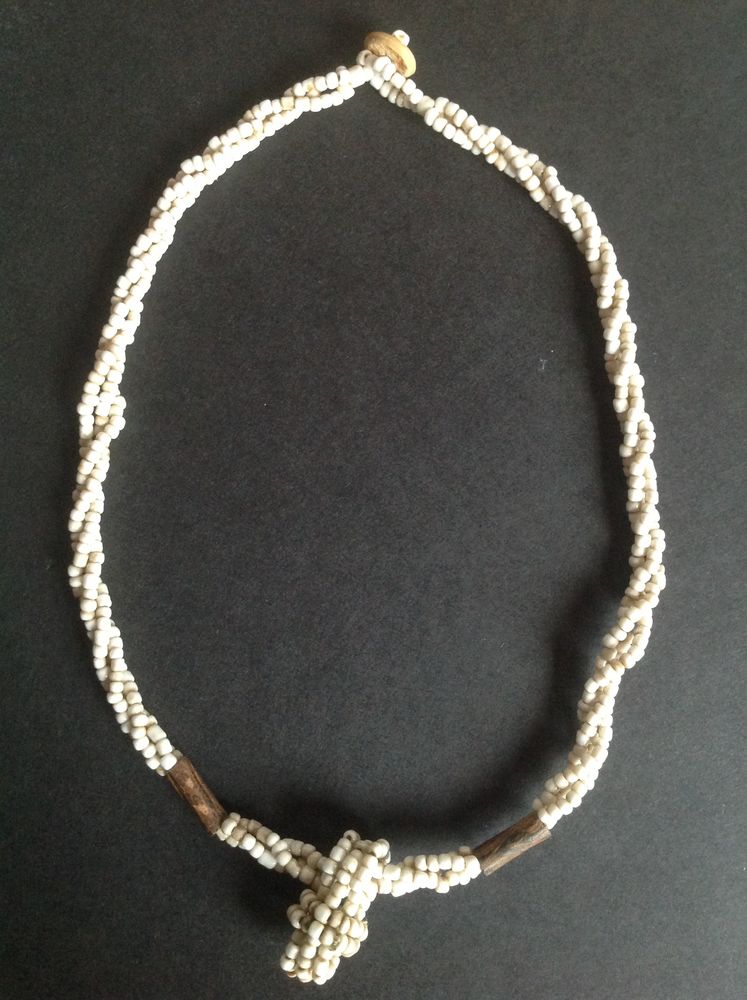 COLLIER DE PETITES PERLES TORSAD�ES & BOIS Envoi Possible
4 Tr�gunc (29)