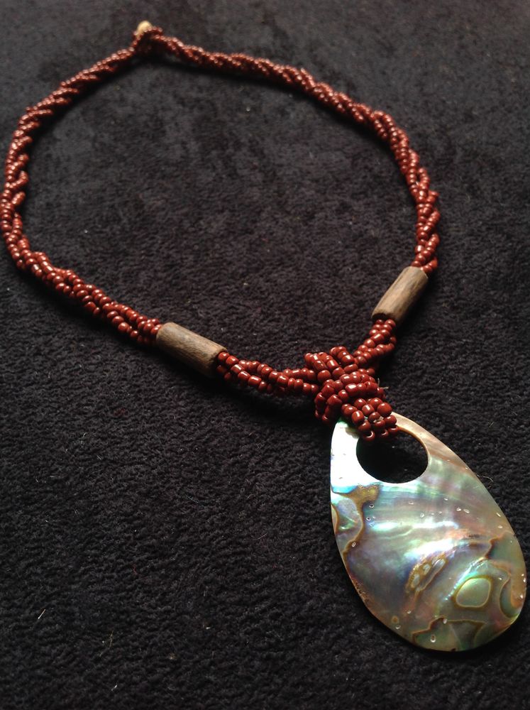 COLLIER PETITES PERLES BOIS & PENDENTIF NACRE Envoi Possible 9 Tr�gunc (29)