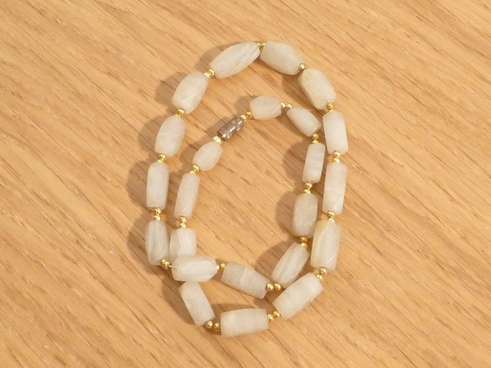 Collier en Pierre Beige et Petites Perles Dor�es- Neuf 20 Paris 15 (75)