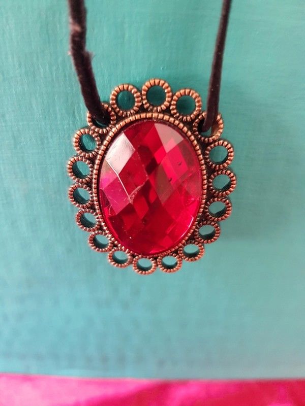 Collier pierre rouge monture couleur bronze neuf monter sur 2 Viriat (01)