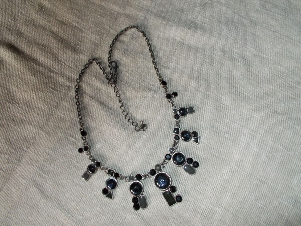  collier en pierres noires 6 Chissey-en-Morvan (71)