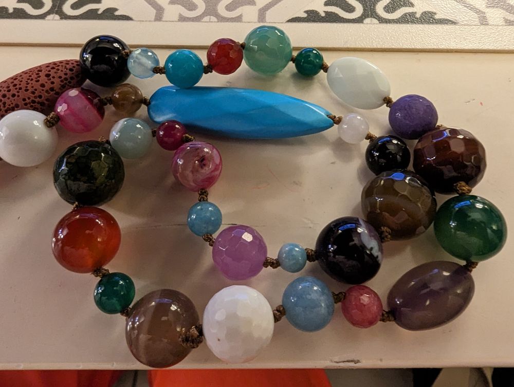 Collier de pierres vari�es 49 Saint-Tropez (83)