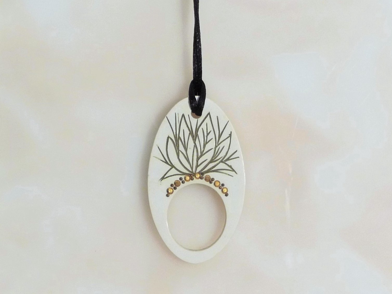 Collier/ Sautoir avec son Anneau Oval en Plastique Blanc 20 Paris 15 (75)