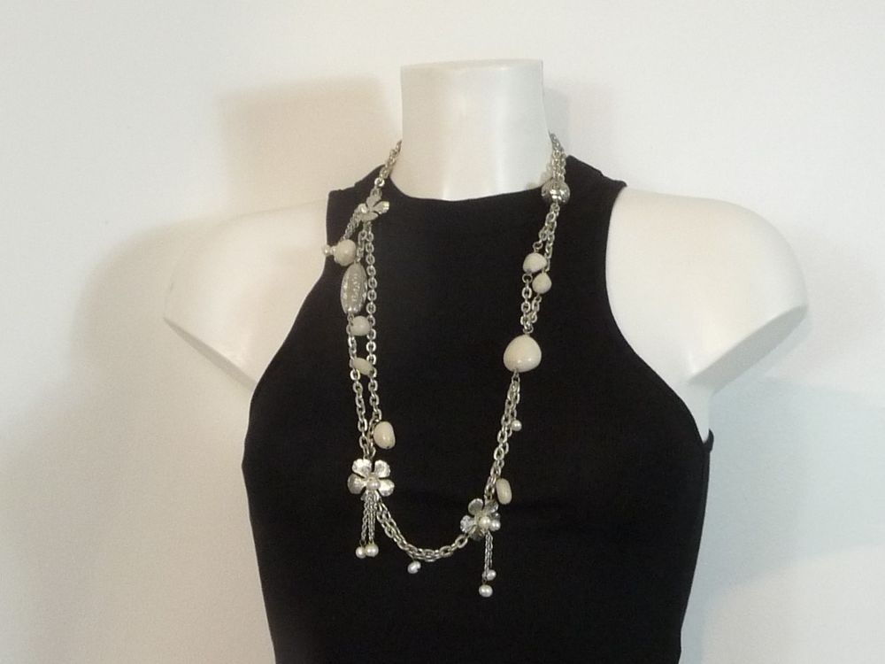 Collier/ Sautoir en M�tal Argent� et ses Fleurs et Pierres 17 Paris 15 (75)