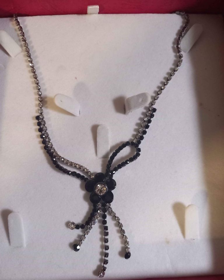 Collier strass avec fleur 3 La Fert�-sous-Jouarre (77)