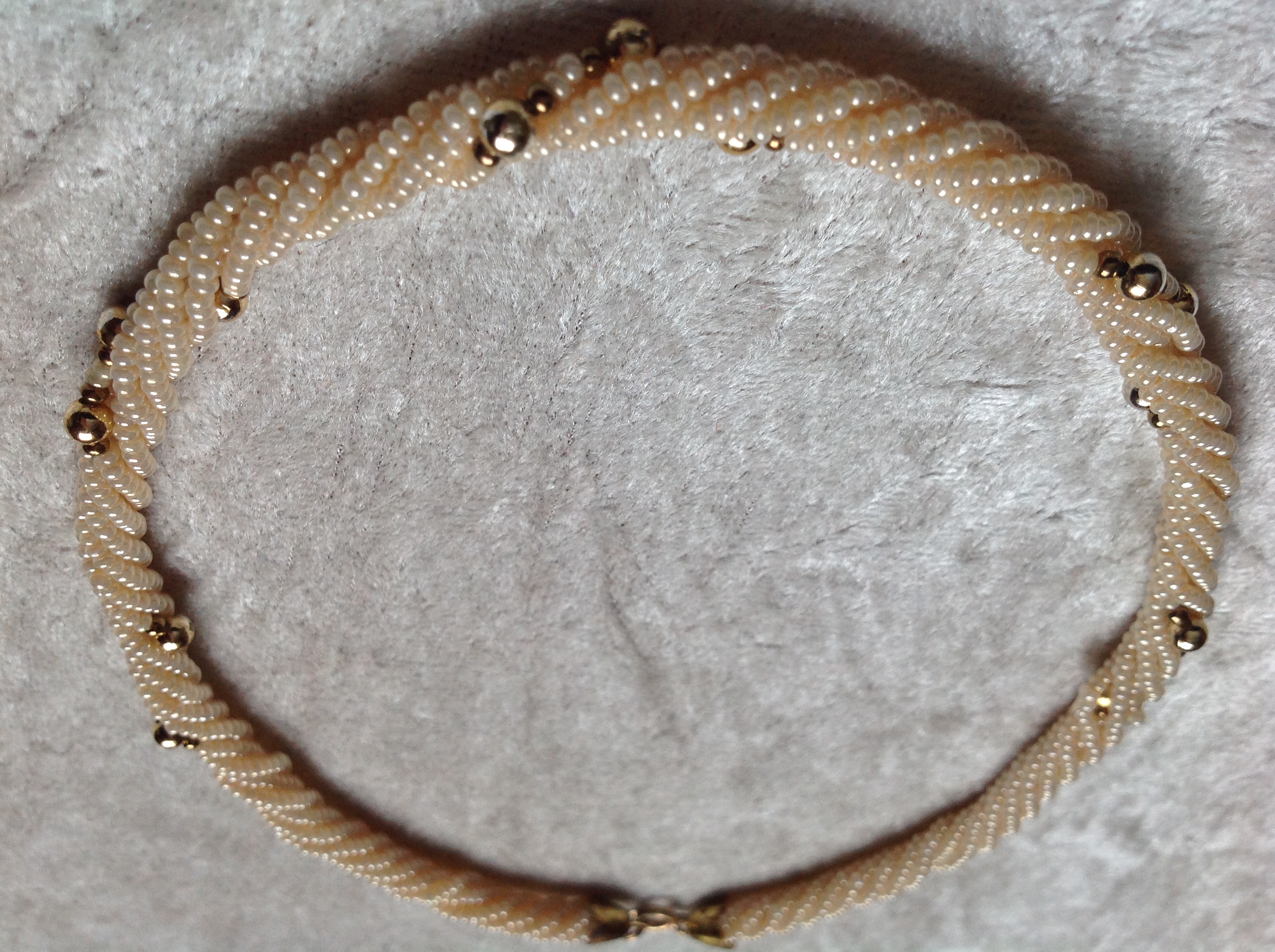 COLLIER TORSAD� PERLES BLANCHES & M�TAL DOR� Envoi Possible
17 Tr�gunc (29)