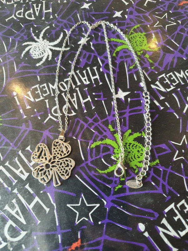 Collier - tr�fle � quatre feuilles 
3 Aubvillers (80)