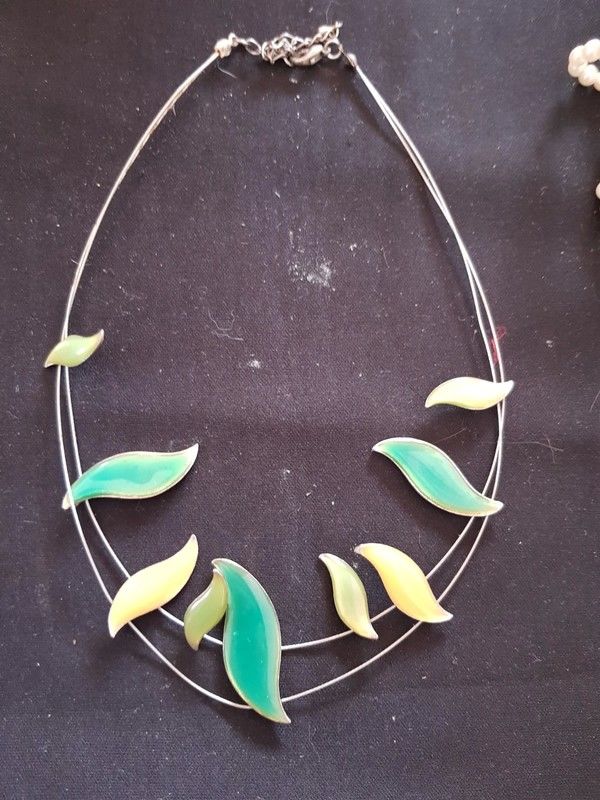 Collier vert nacr� neuf sur fil d acier 5 e 5 Viriat (01)