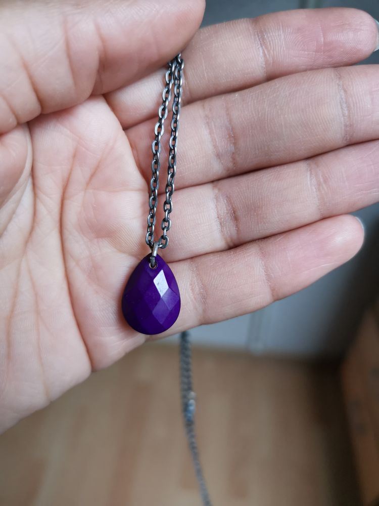 Collier violet sans marque, jamais port�. 5 Villemomble (93)