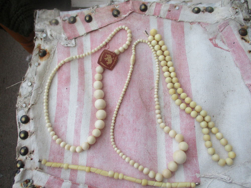 LOT DE 3 COLLIERS ANCIENS ET D UN BRACELET 350 Roanne (42)