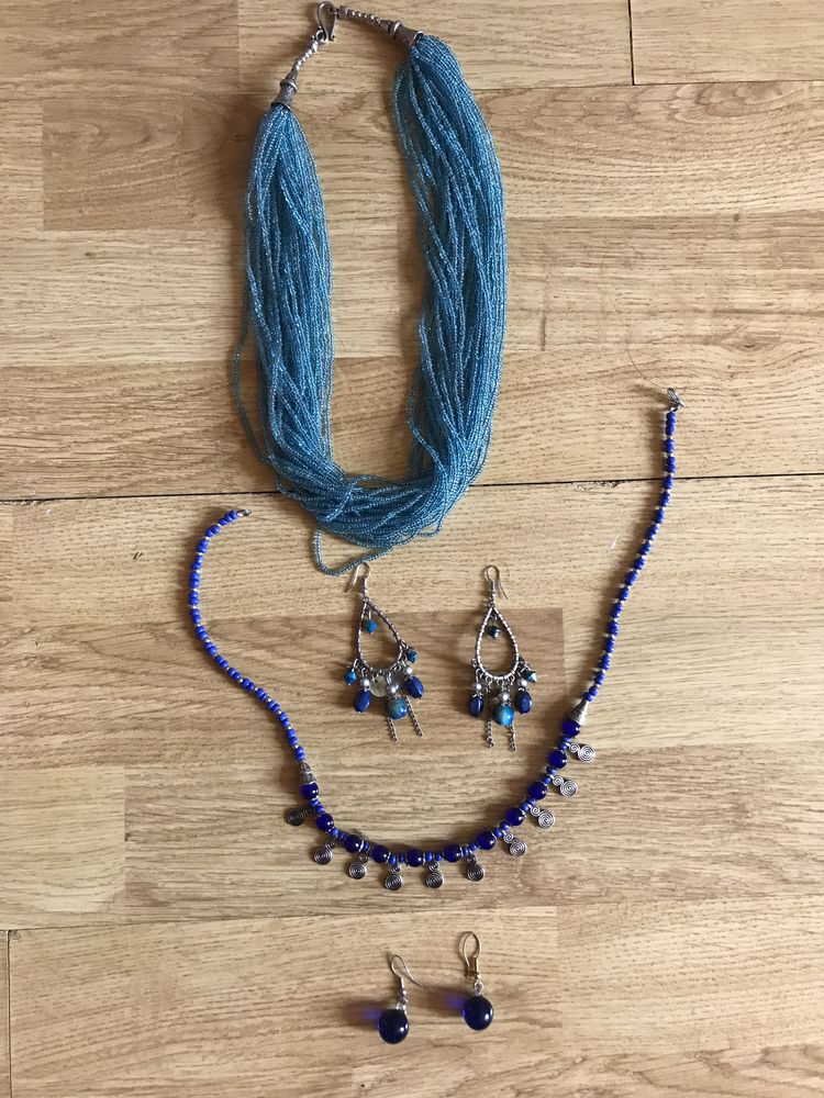 Lot de colliers et boucles d'oreilles 17 Le Vigan (30)