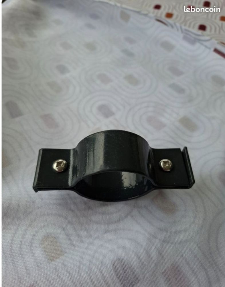 12 colliers de fixation pour poteaux de cl�ture 25 Monteils (82)