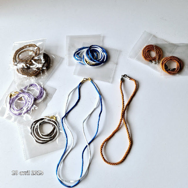 Lot de 12 colliers imitation corde, ou double, en satin avec 10 Saumur (49)