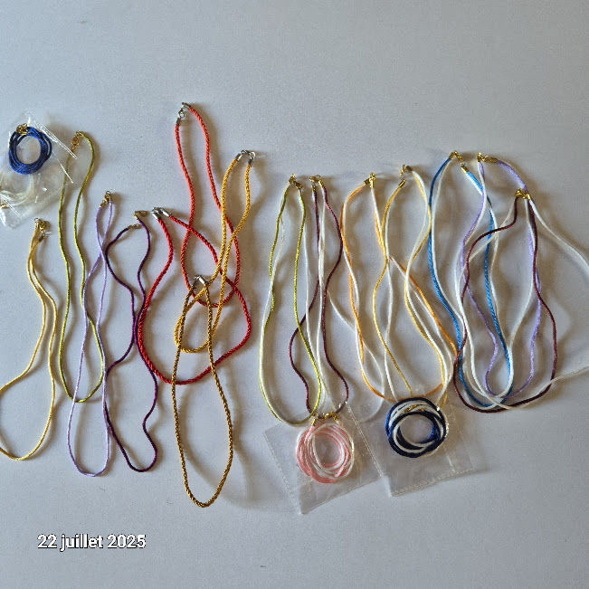 Lot de 19 colliers imitation corde, ou double, en satin avec 8 Saumur (49)