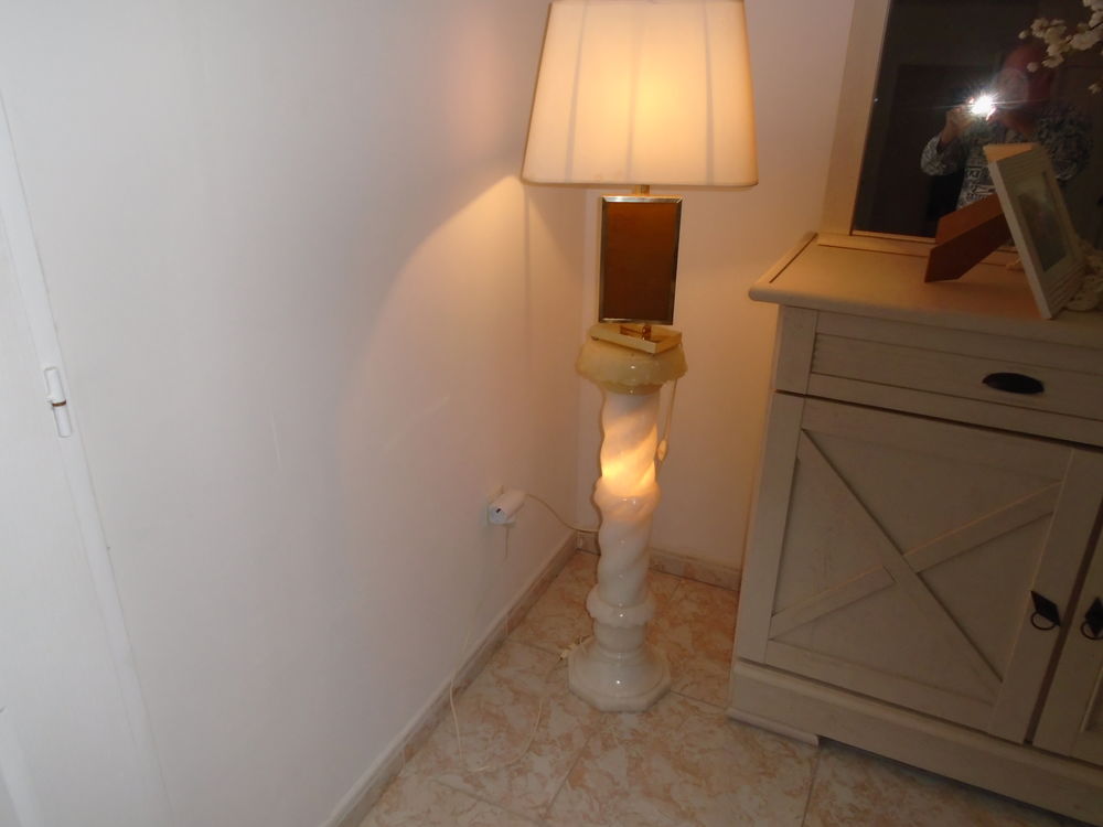 colonne en albatre eclairante avec lampe dessus 50 Badefols-sur-Dordogne (24)