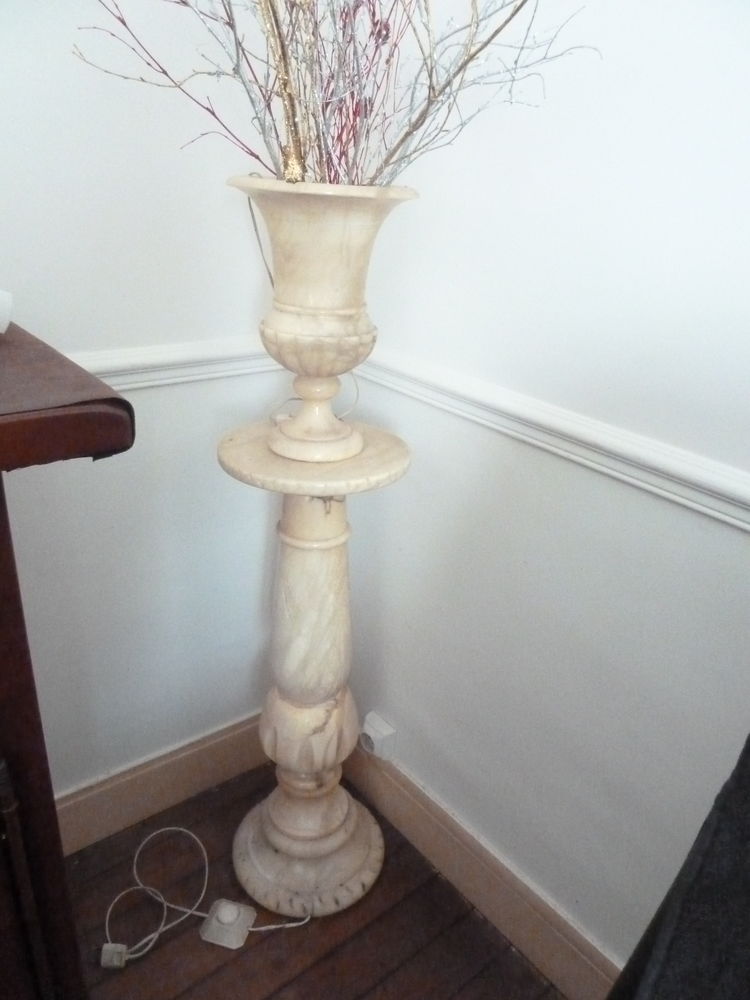 Colonne en Alb�tre de o,85m de hauteur + un vase en Ab�tre 
70 Auxerre (89)