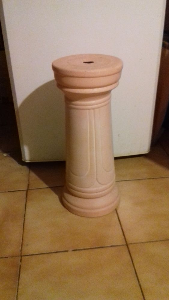 Colonne de jardin en terre cuite 
50 Sept�mes-les-Vallons (13)