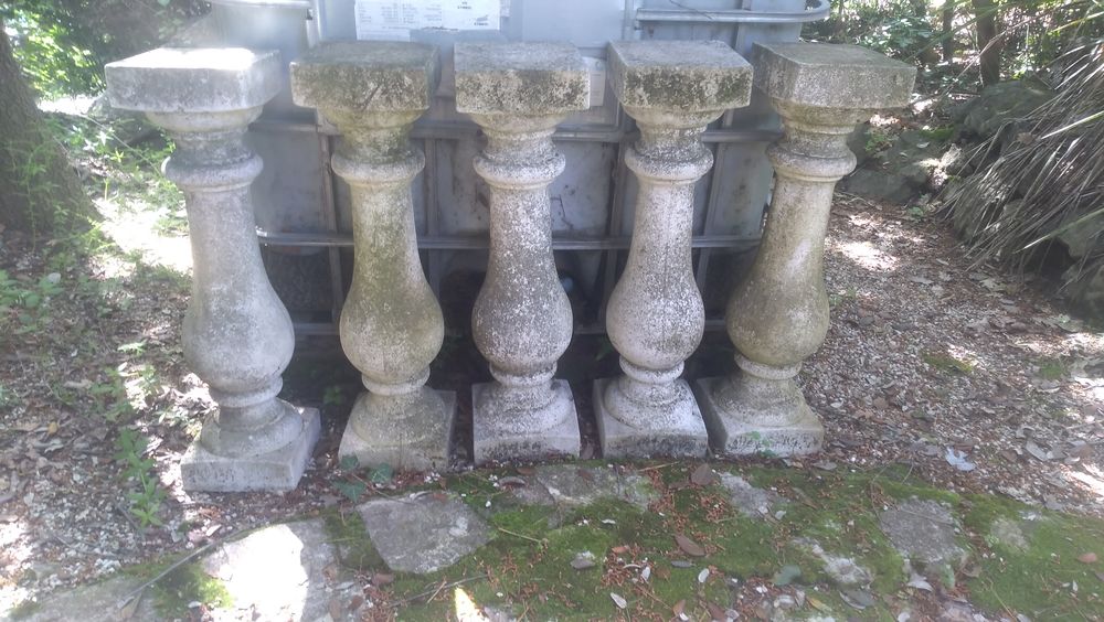 5 colonnes / balustres anciennes, Hauteur: 67cm
30 Roquefort-les-Pins (06)