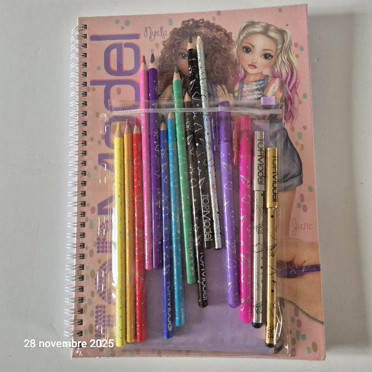 Coloriage avec 10 crayons et 4 stylos, Top Model pour invent 12 Saumur (49)