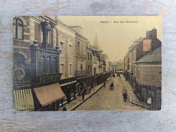 76. CPA Coloris�e YVETOT. Rue des Victoires / Normandie 
0 Yvetot (76)