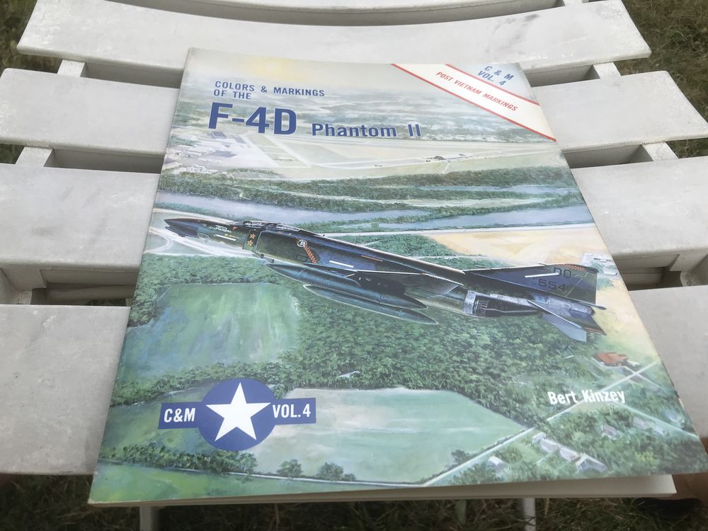 Colors & Markings of the F-4D Phantom II - Bert Kinzey 16 Haguenau (67)