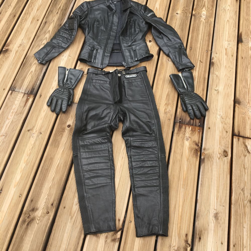 Combi HeinGericke MOTO taille 36, cuir noir, gants taille 8
175 Charleville-M�zi�res (08)