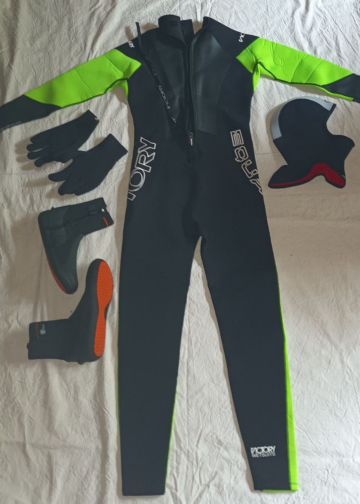 Combinaison n�opr�ne Victoria + cagoule + gants + bottillons 110 Libourne (33)