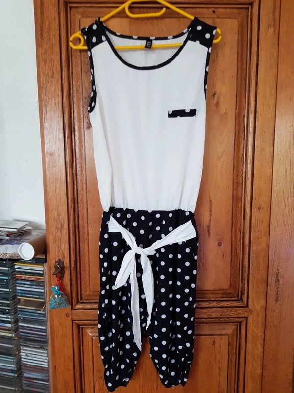 Combinaison pantacourt blanche et noir a pois bas en coton h 10 Viriat (01)