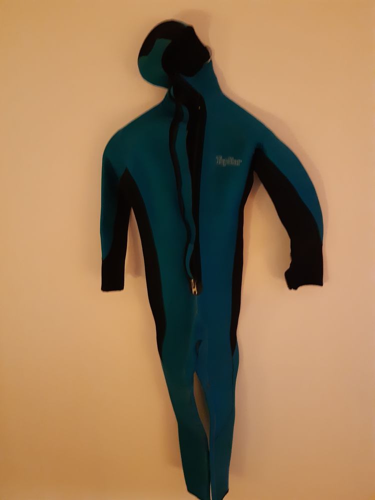 combinaison plong�e monopi�ce � cagoule 6 mm bleue,
50 Cassis (13)