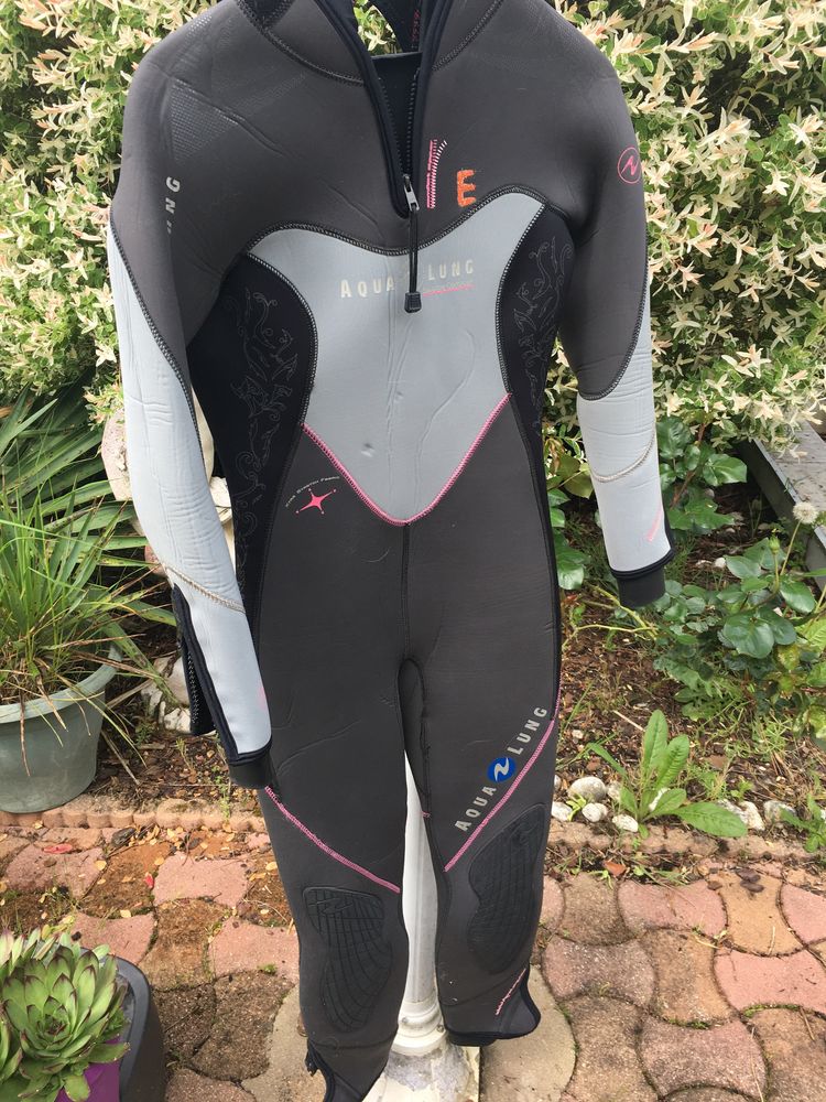 Combinaison de plong�e sous-marine femme. Comme neuve. 95 Corny-sur-Moselle (57)