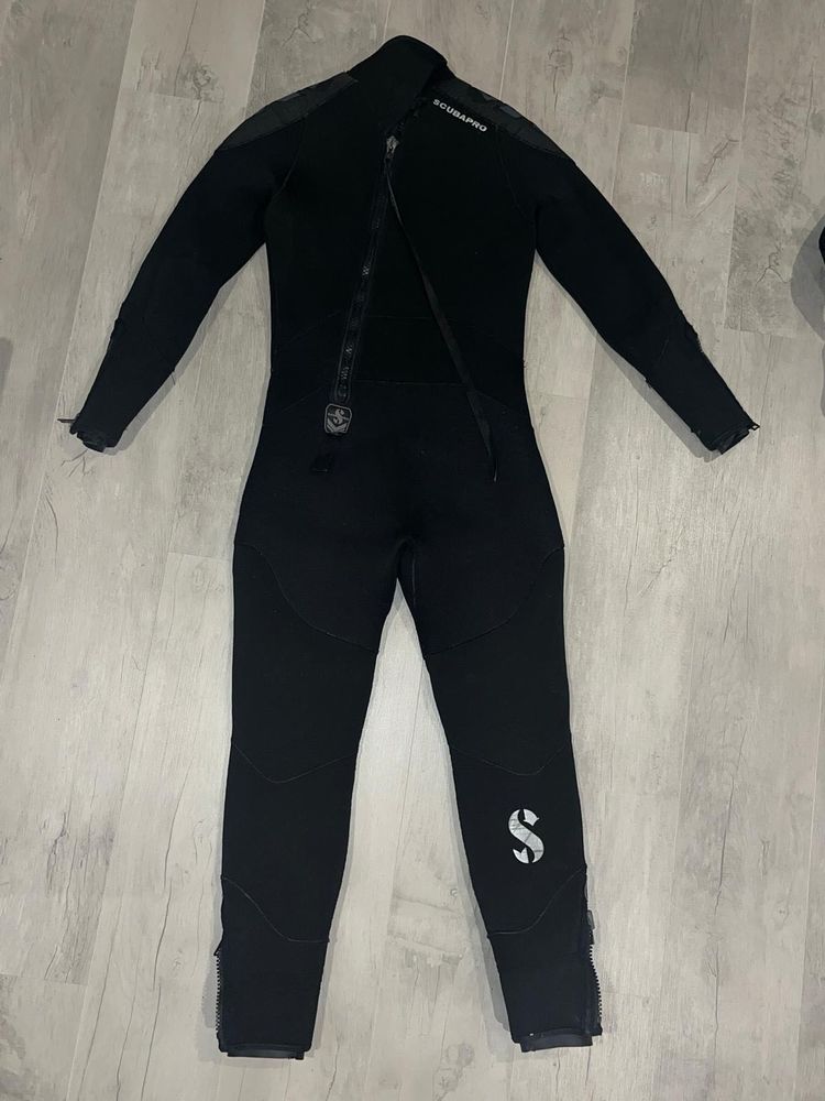 Combinaison de plong�e sous-marine 170 Montreuil (93)