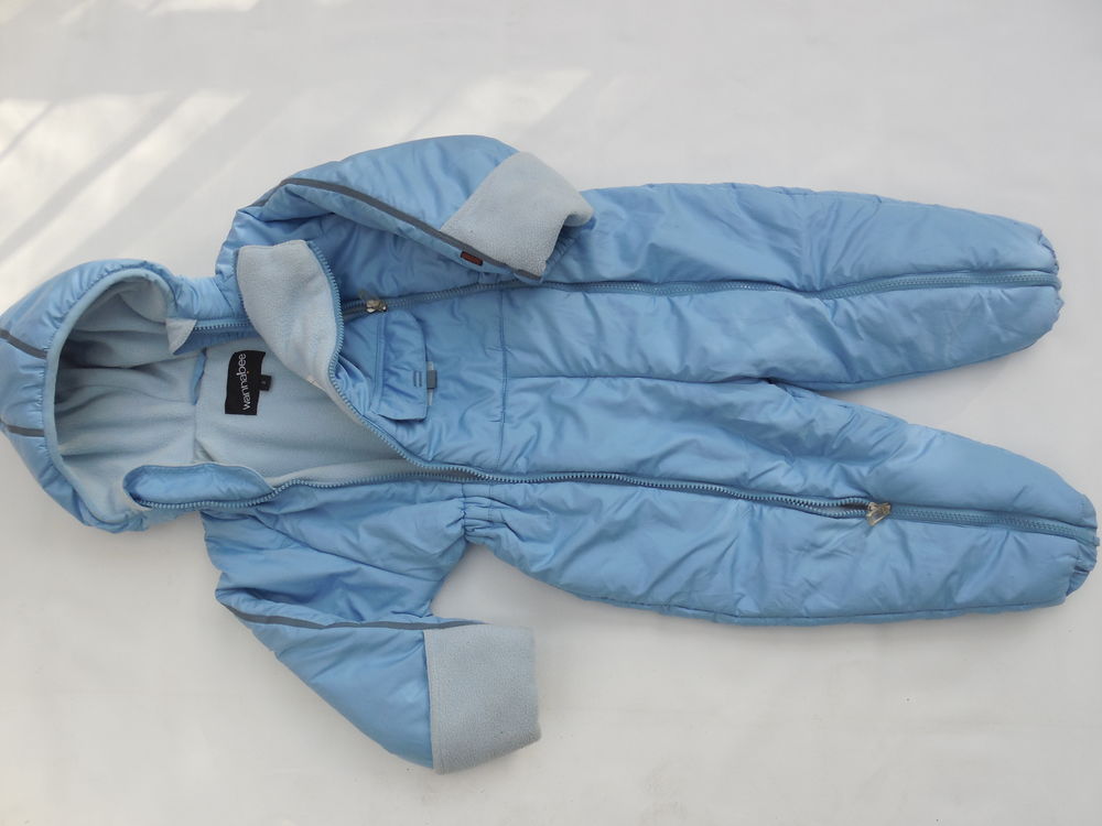combinaison pour  24 mois; moufles  incorpor�es 15 Pontault-Combault (77)