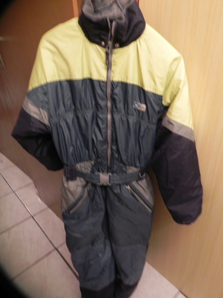 combinaison turquoise/jaune, taille 10 ans, avec capuche 22 Villars-les-Dombes (01)