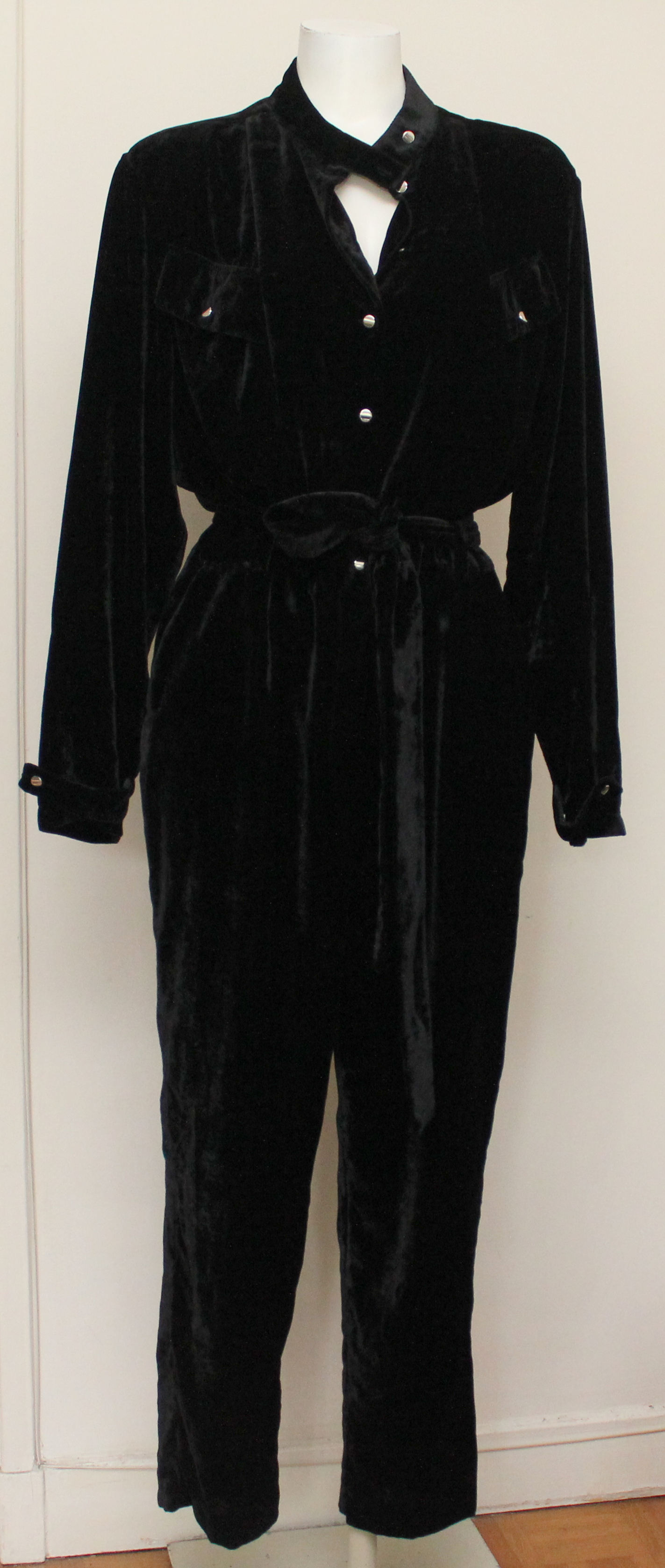 combinaison velours noir CLAUDIE PIERLOT
T .40 Fr 110 Issy-les-Moulineaux (92)