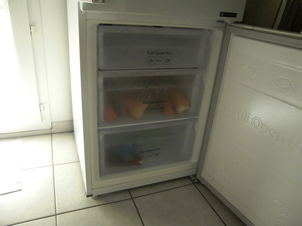 Combiné  frigo Samsung blanc.  150 Cluses (74)