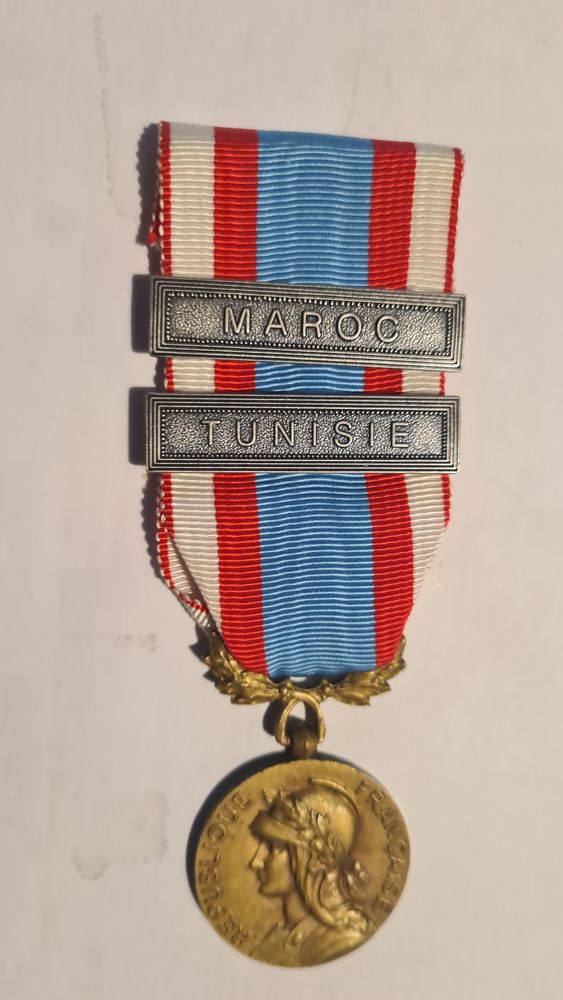 Comm�morative d'Afrique du Nord- 2-agrafes  Maroc et Tunisie 35 Lucheux (80)