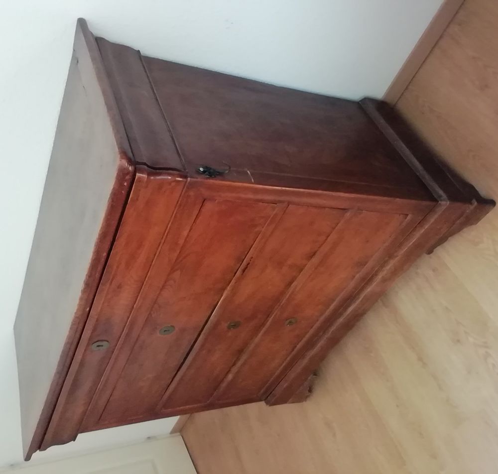 Commode ancienne des ann�es environ 1900. 300 B�g�-la-Ville (01)