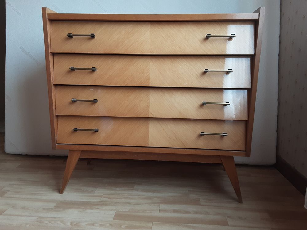 Commode ann�e 70. Bois clair 4 tiroirs avec pied compas 190 Polliat (01)
