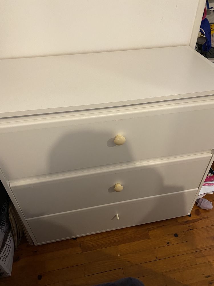 Commode blanche
50 D�cines-Charpieu (69)