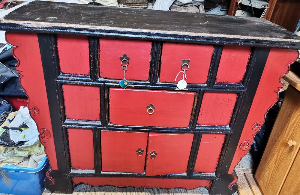 Commode chinoise. Antiquit�. Laqu�e rouge et noire. 0 Carla-de-Roquefort (09)