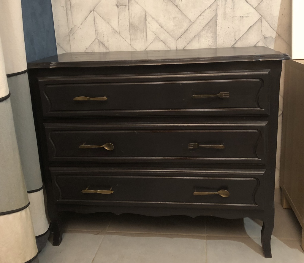 Commode/console/petit meuble en bois noir � trois tiroirs 30 Bouzy-la-For�t (45)