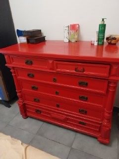 Commode Napoleon III peinte en rouge. 0 Neuville-sur-Sa�ne (69)